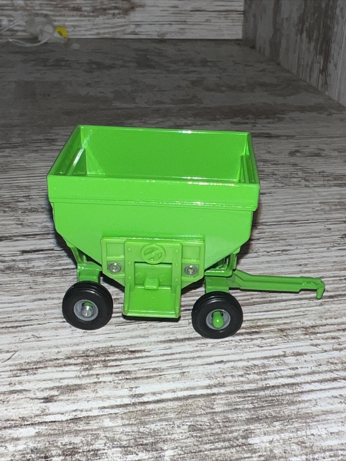 1/64th Scale Deutz Allis Green Gravity Feed Wagon Gravity Box Loose Ertl