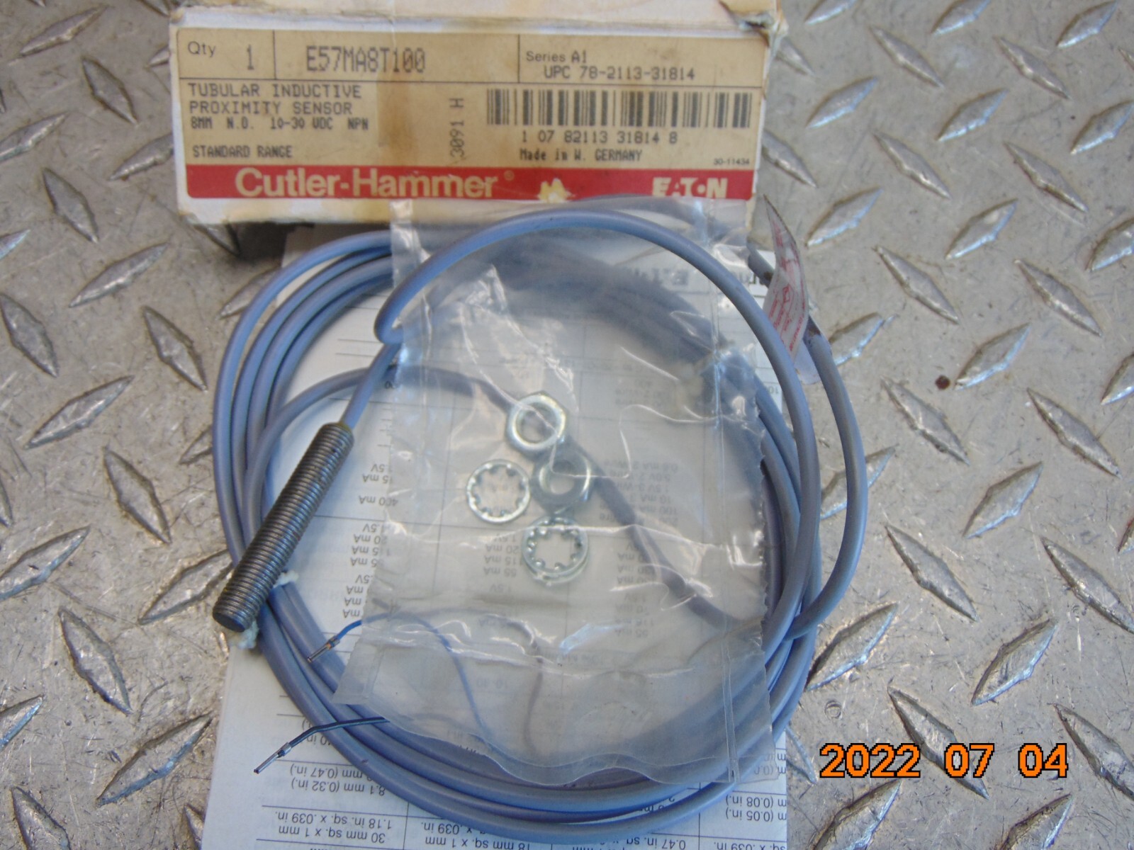 CUTLER HAMMER E57MA8T100 TUBULAR INDUCTIVE PROXIMITY SENSOR - FREE SHIPPING