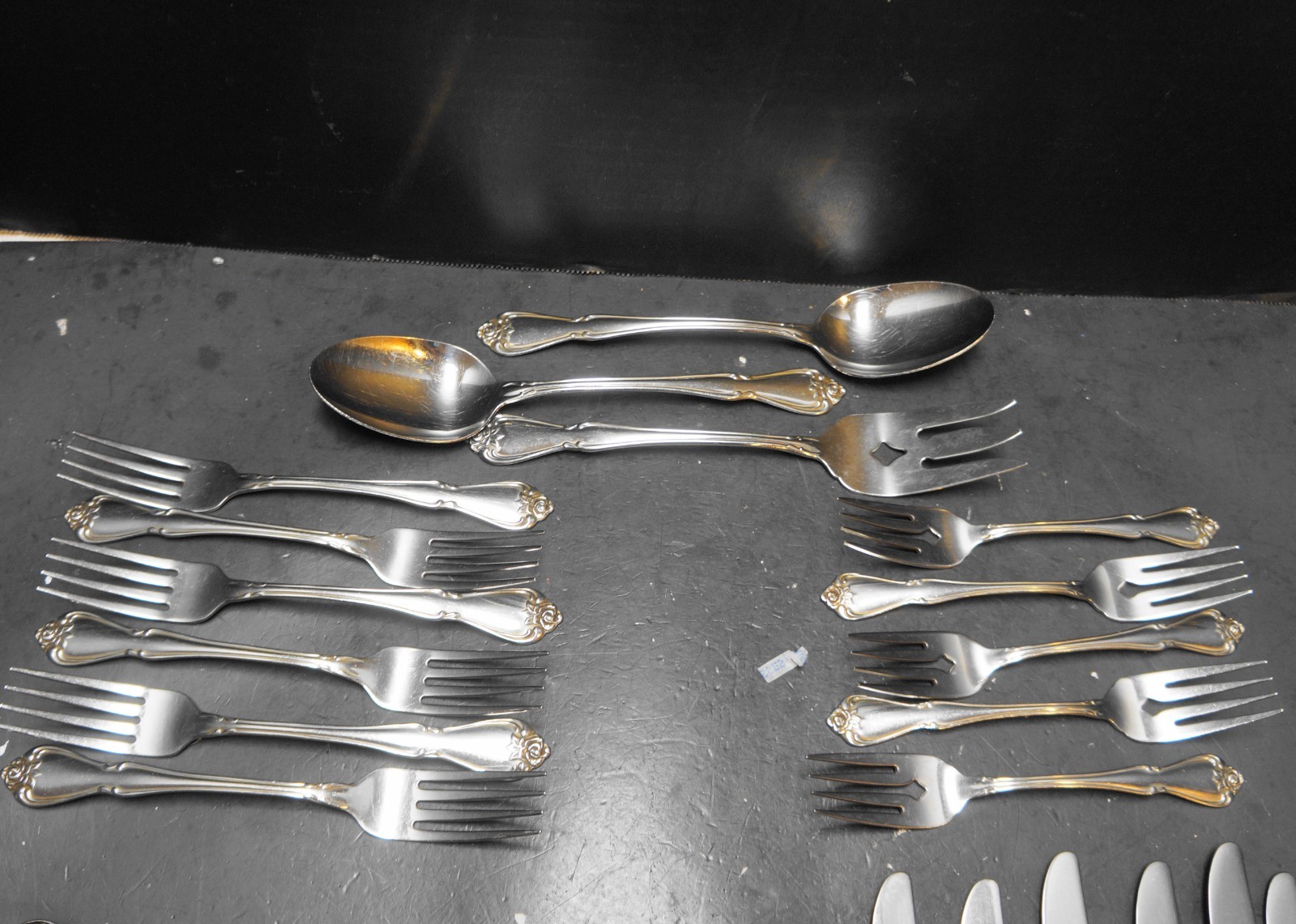 Oneida Arbor Rose True Rose 32 Pieces Flatware Set