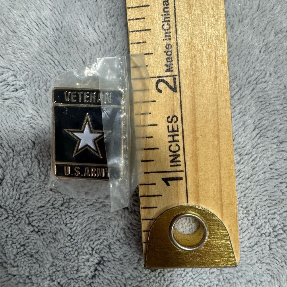 US ARMY VETERAN Lapel / Hat Pin Black Enamel White Star Gold Toned Clutch Back