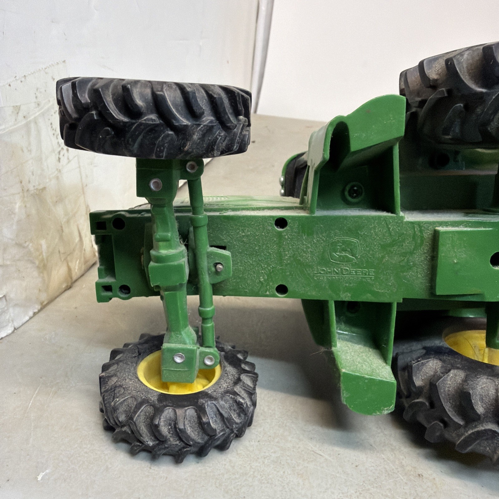 ERTL John Deere Tractor & Trailer 1759 Die Cast / Plastic