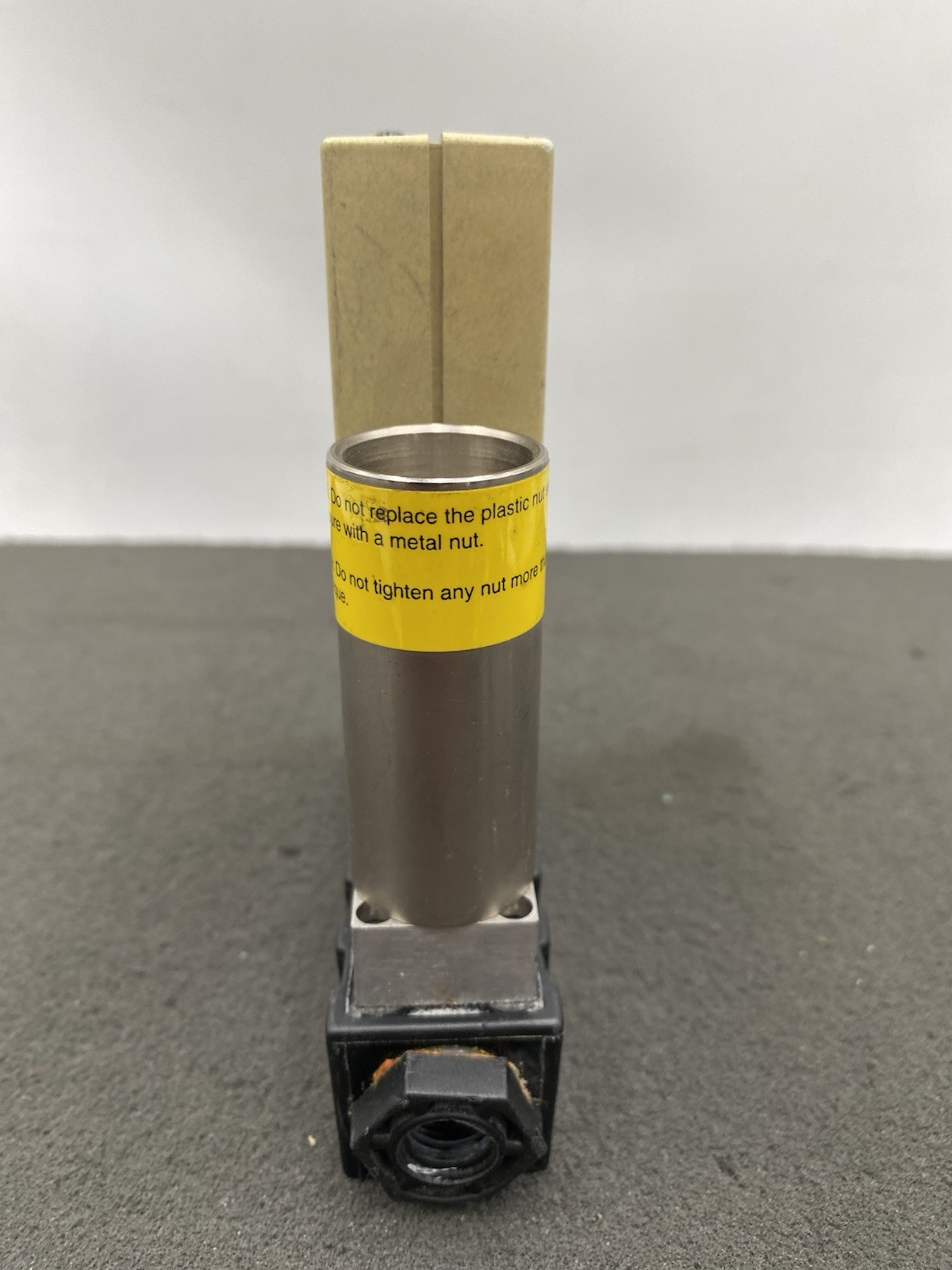MASS TRAK SLPM 810C-CE-DR-13 FLOW CONTROLLER H2