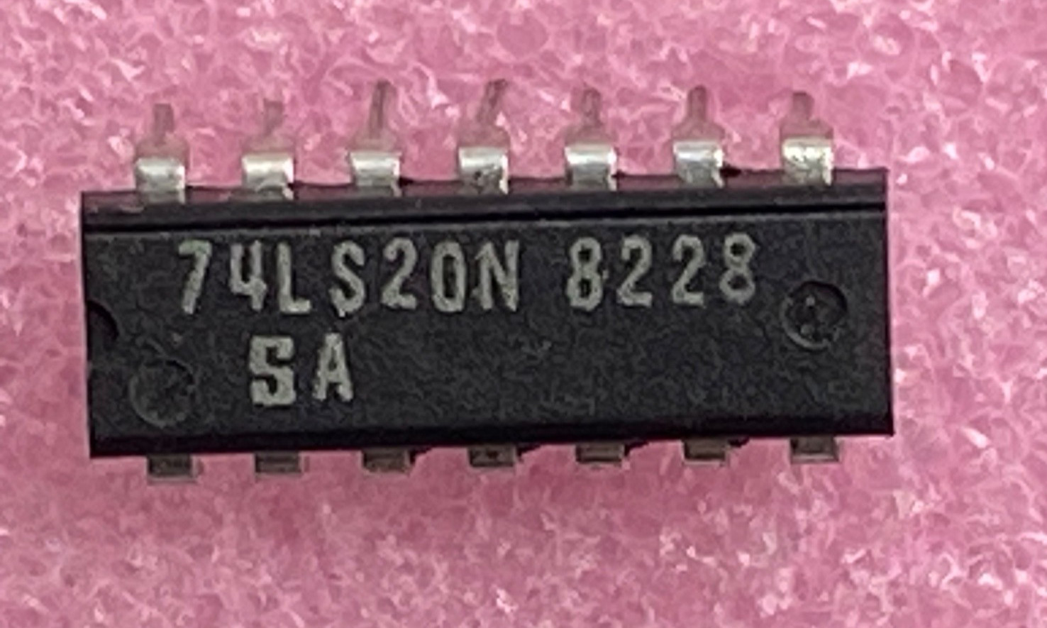 Signetics 74LS20N dual 4-input bipolar NAND gates Integrated Circuit
