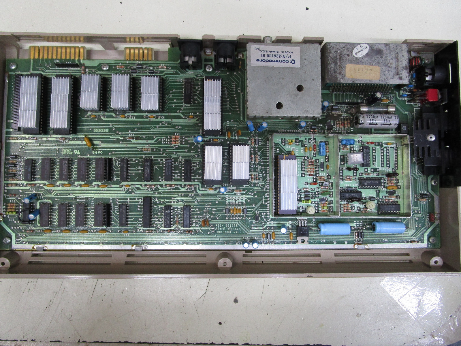 COMMODORE 64 COMPUTER 326298 HEATSINKS CERAMIC TESTED AND WORKING LOT #70