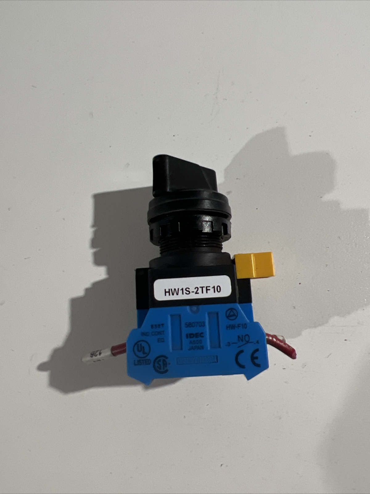 Used IDEC 2 Position Maintained Selector Switch HW1S-2TF10  HW1S2TF10