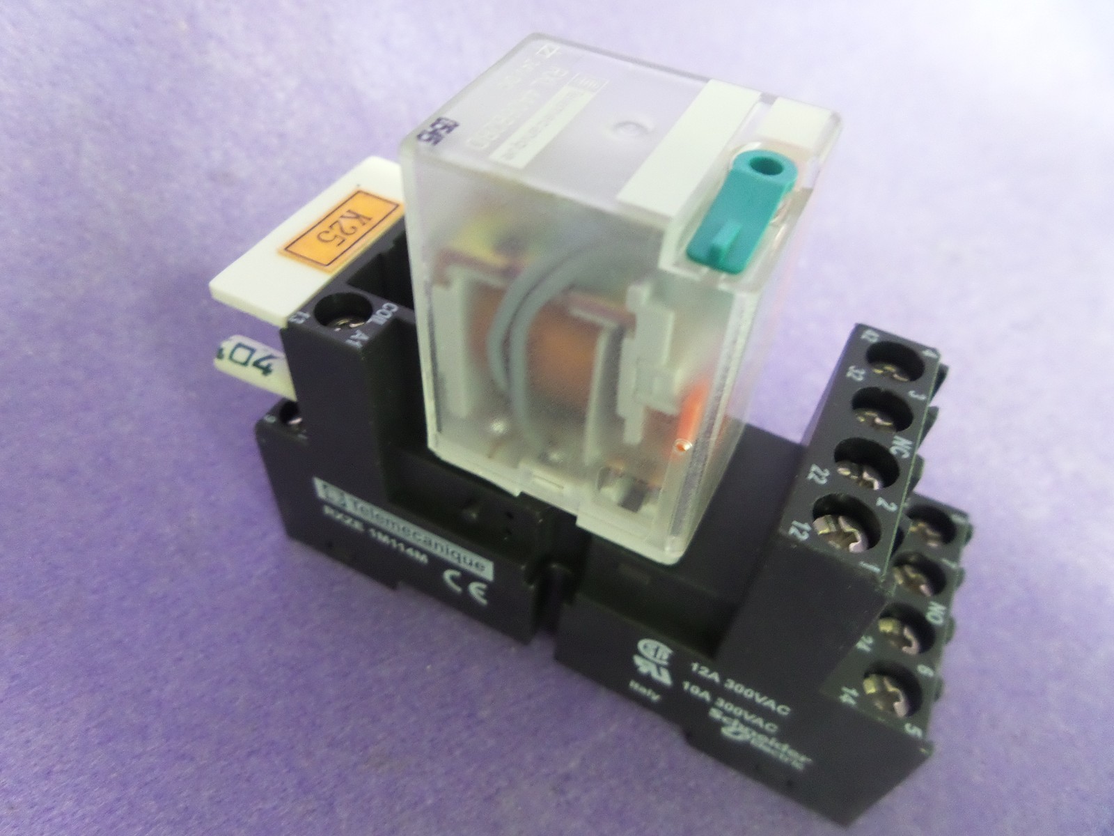 Schneider Schneider IEC 61810-1 6A 6A/250V  RELAY WITH SOCKET, USED