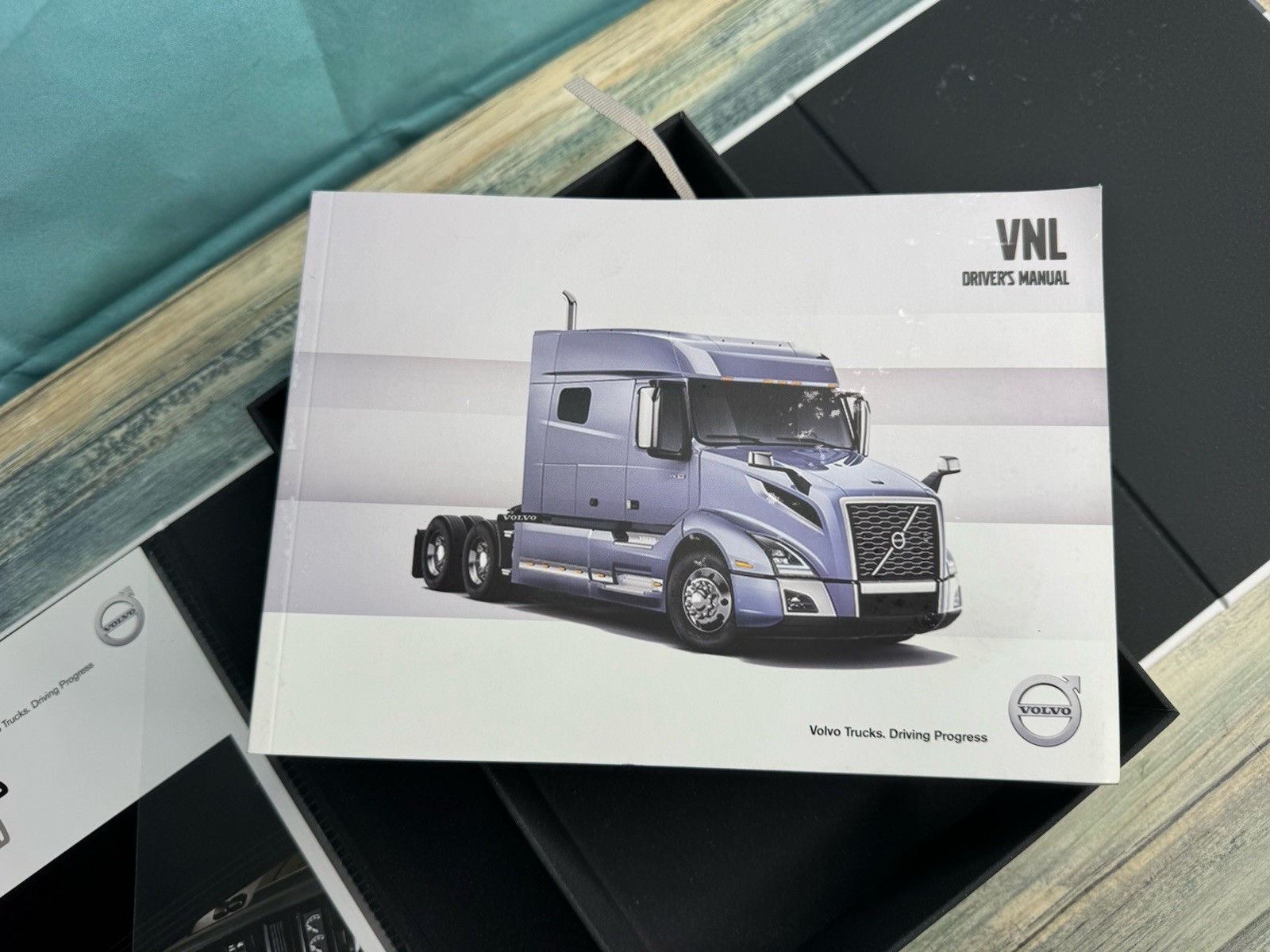 VOLVO VNL DRIVER`S MANUAL GUIDE INFORMATION BOOK 22945962 EUC