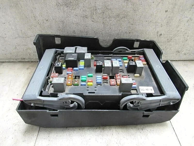 2007-2009 GMC Yukon Under Hood Engine Fuse Box Panel Assembly OEM