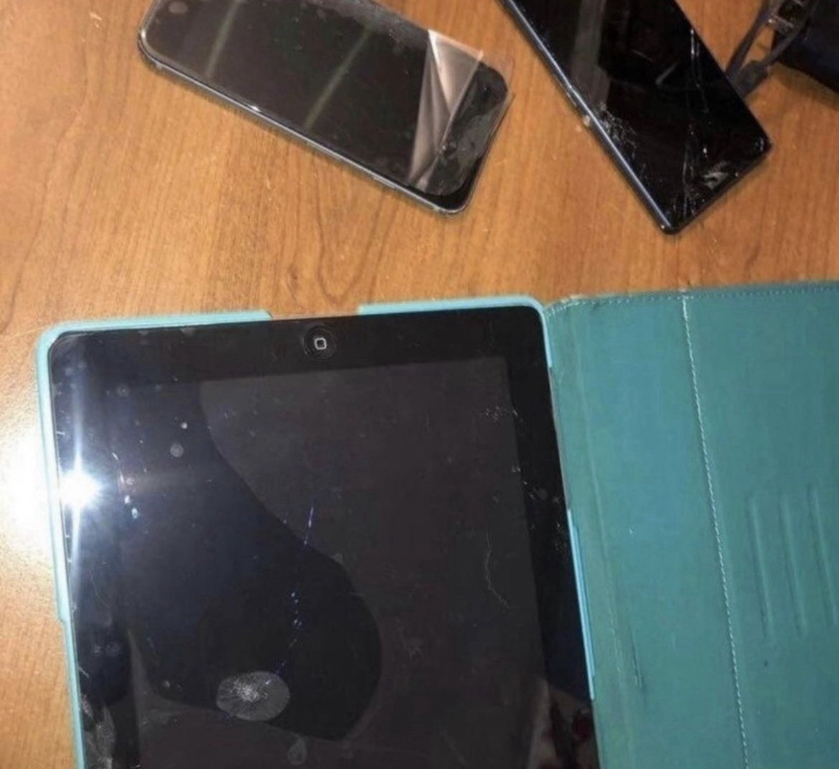 Apple Iphone, Ipad, Htc & extras (bundle)