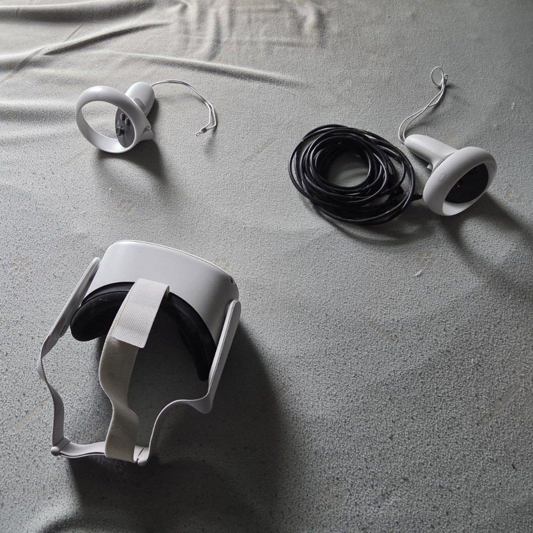 Meta Quest 2 Standalone VR Headset 90Hz White w/ Touch Controllers & Link Cable