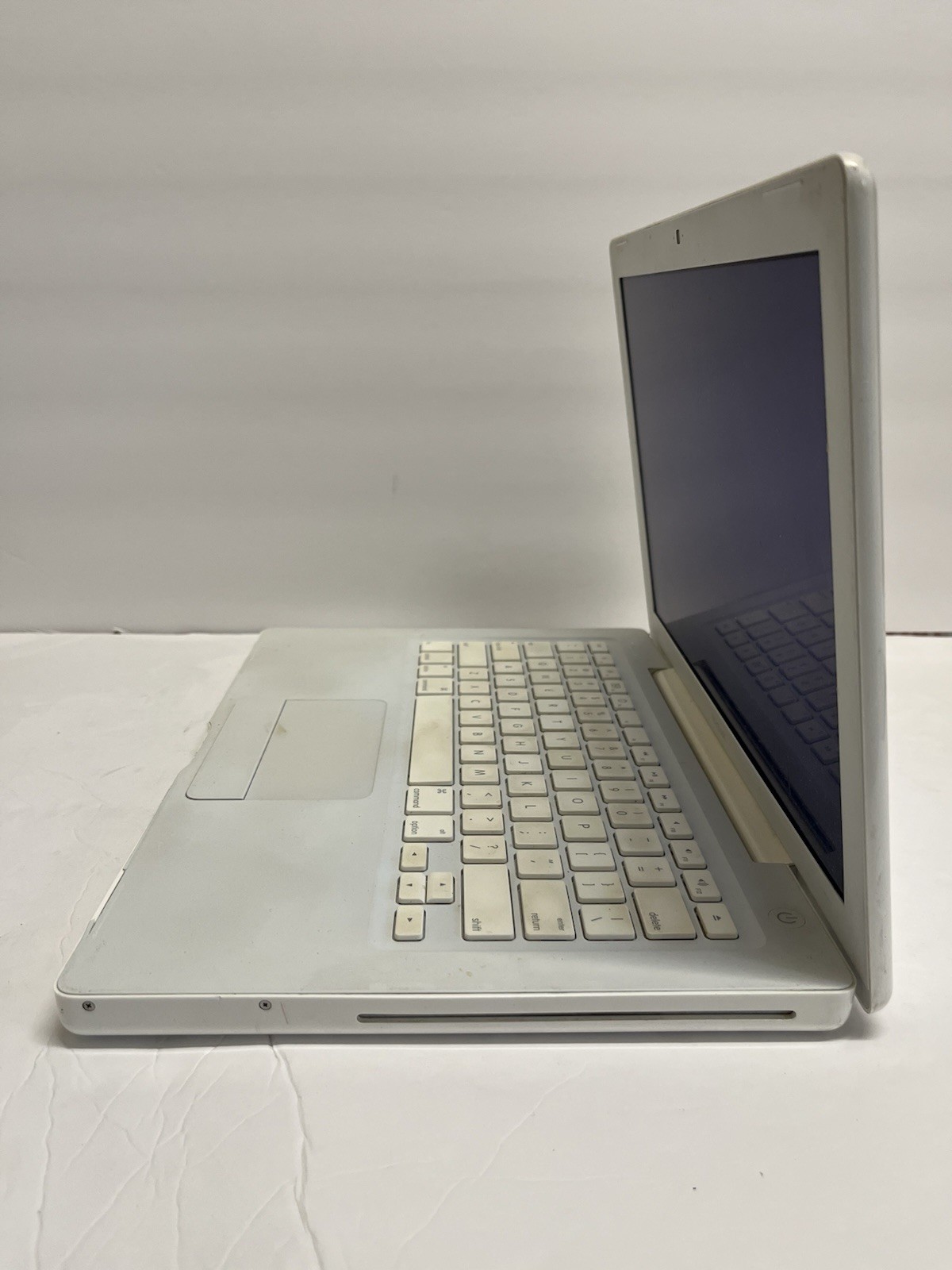 Apple MacBook A1181 Intel Core 2 Duo 2.1GHz 120GB Space 1GB RAM 13.3”