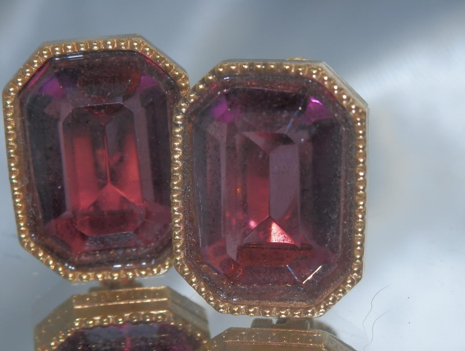 Patented Vintage 1965 FAB Purple Crystal Gold Tone Screw Back Clip Earrings 68J4