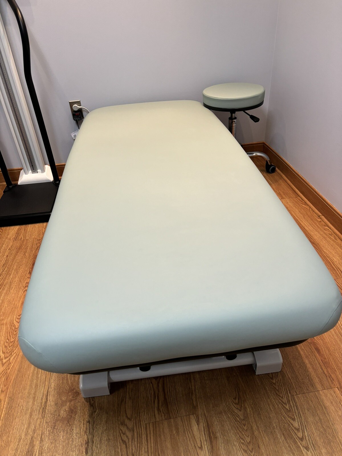 4 Oakworks massage table/spa bed in 4 different solid colors 72x 32" plush