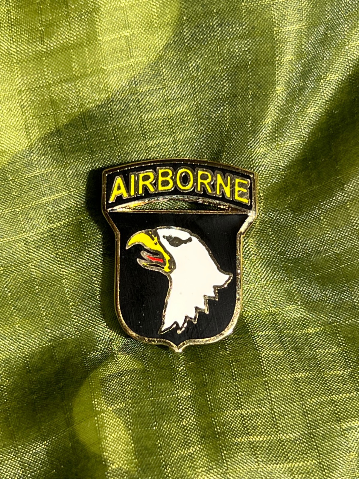 US ARMY 101ST AIRBORNE HAT PIN MEASURES 1 INCH DUAL BRASS CLUTCHES (EE P14651)