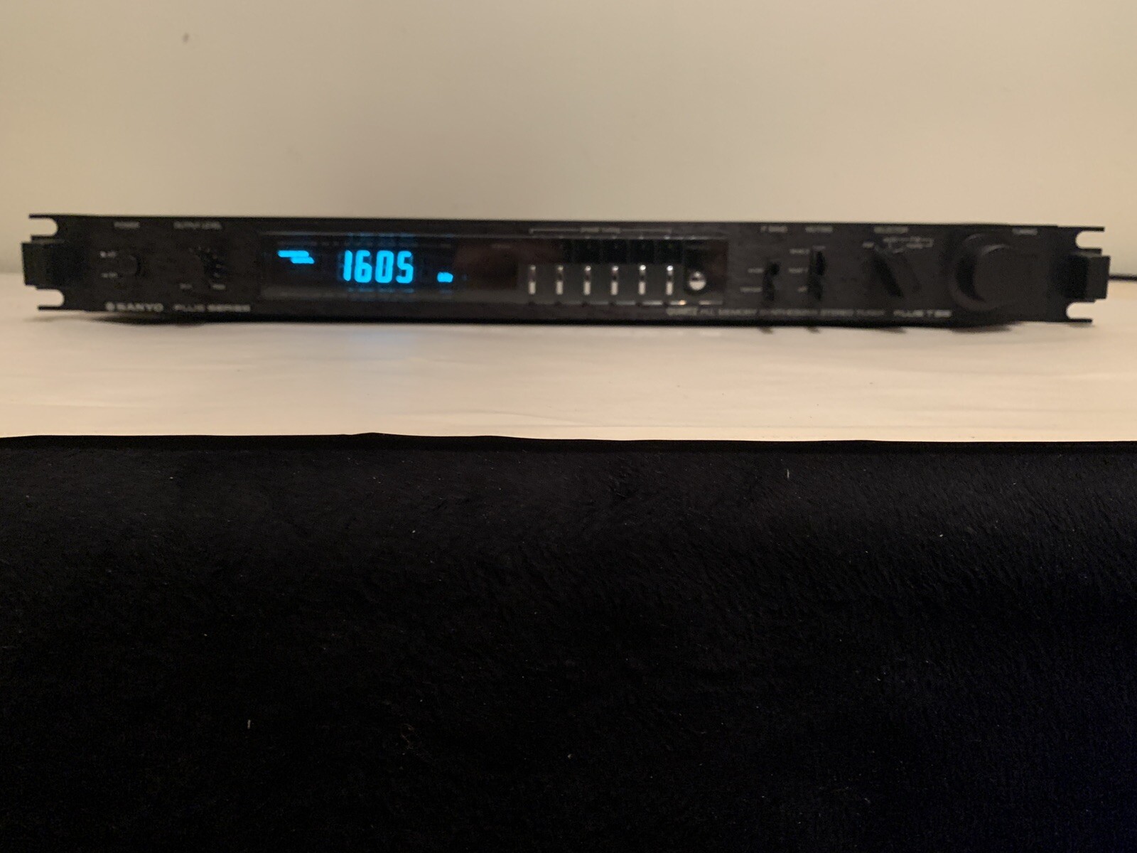Sanyo T55 Plus Series Quartz PLL Memory Synthesizer Stereo Tuner - Powers On