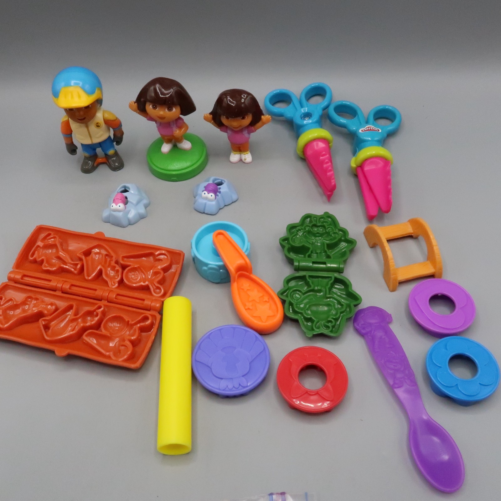 Dora The Explorer PlayDoh Mold Play Set with extra scissor Tool Diago Figure Toy