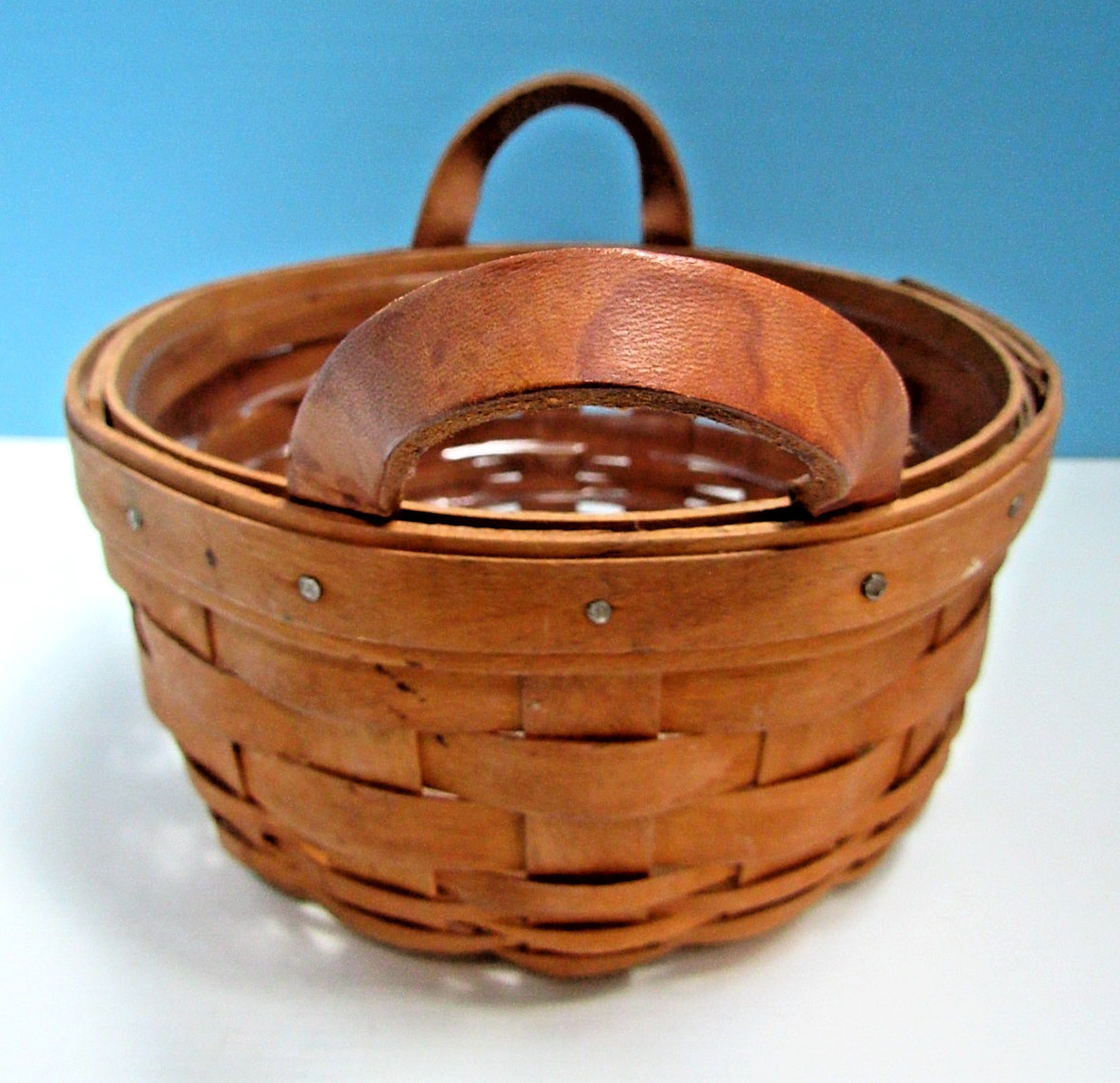 SMALL LONGABERGER HAND-WOVEN BASKET W/LEATHER HANDLES & PLASTIC INSERT