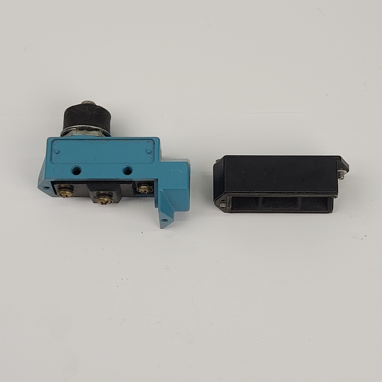 Micro Switch BZE6-2RN Limit Switch, 15A 125/250/480VAC - NEW