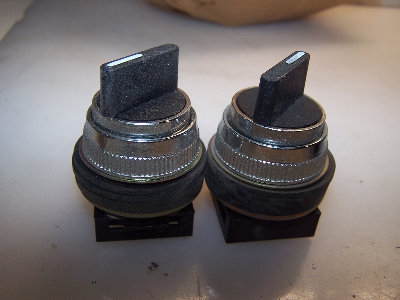 2) NEW AEG 2 POSITION MAINTAINED SELECTOR SWITCH 30/SN-1-A LOT OF 2