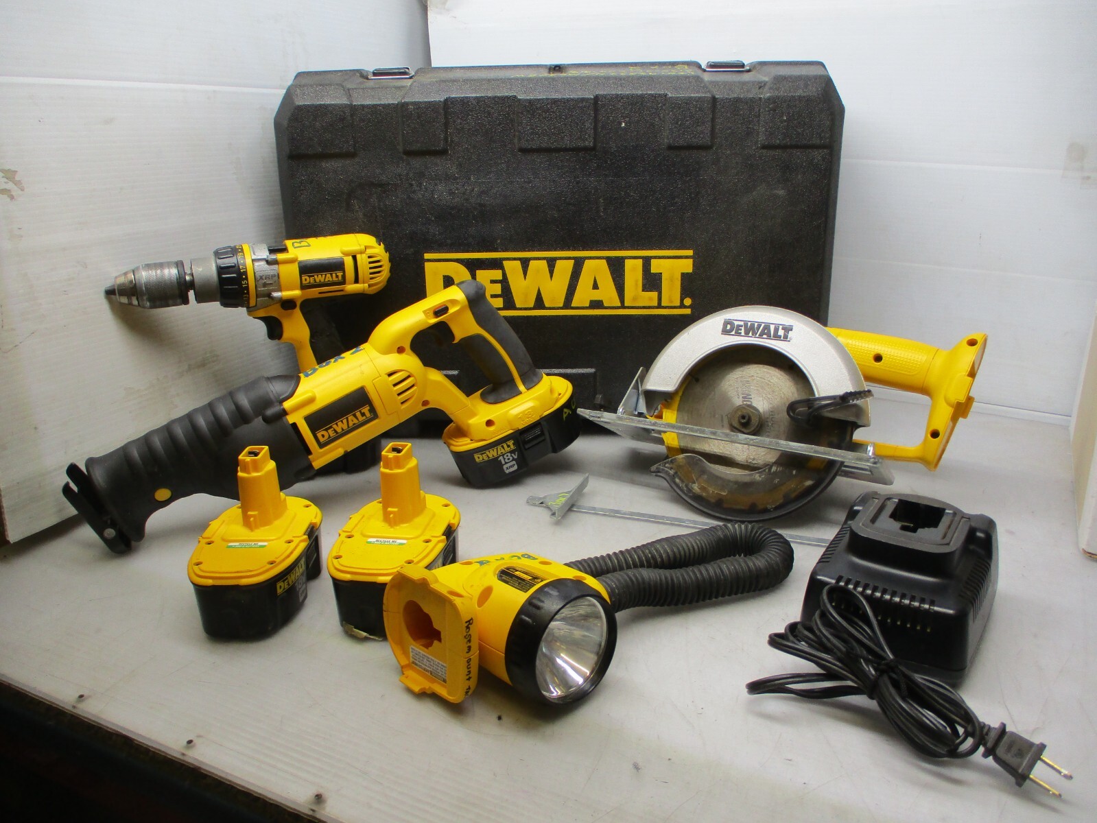 DEWALT 18-Volt Cordless 4 Tool Combo Kit Drill, Saw, RECIP  Worklight 3 battery