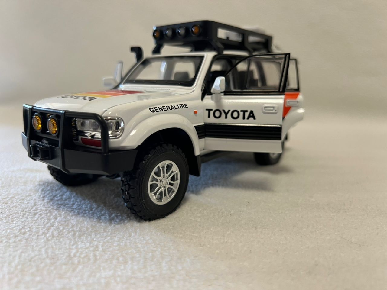 1:24 Toyota Land Cruiser LC80 Diecast Car Model Alloy Toy Vehicle Sound Light