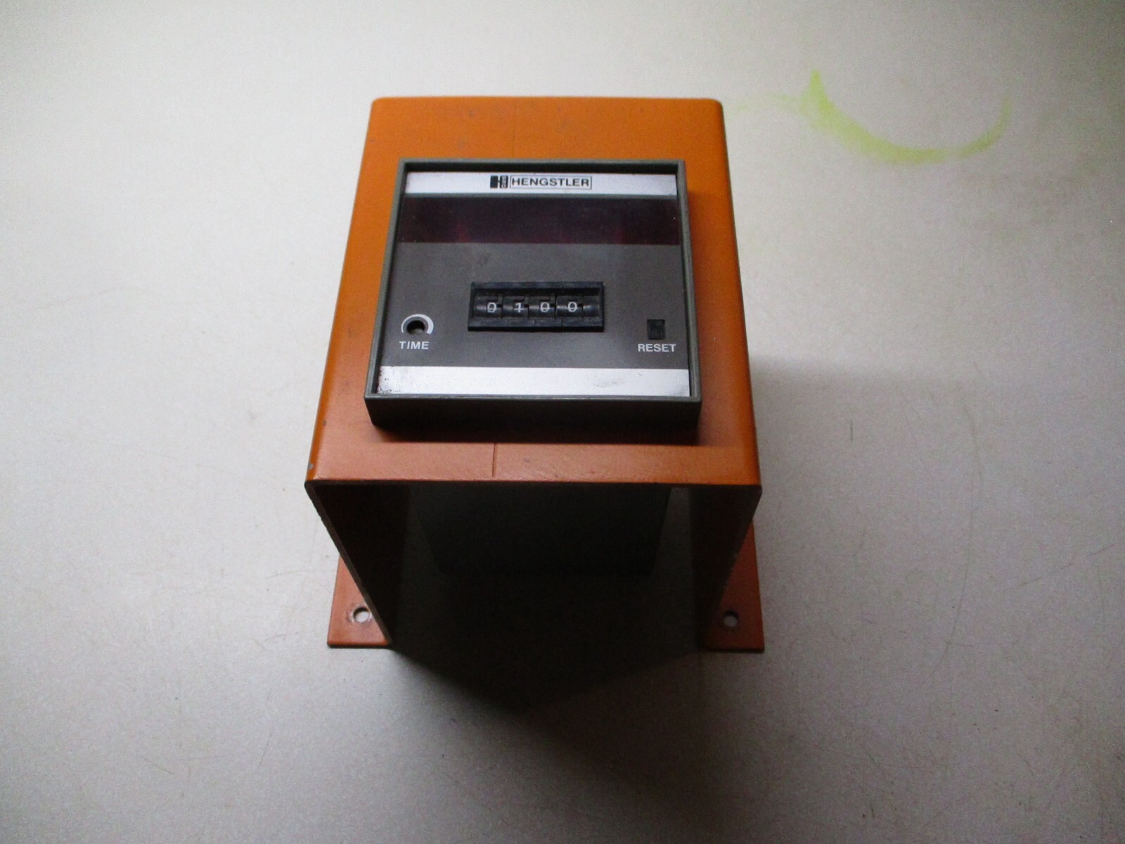 HENGSTLER COUNTER TYPE E511-24X-27 W/MOUNTING BRACKET