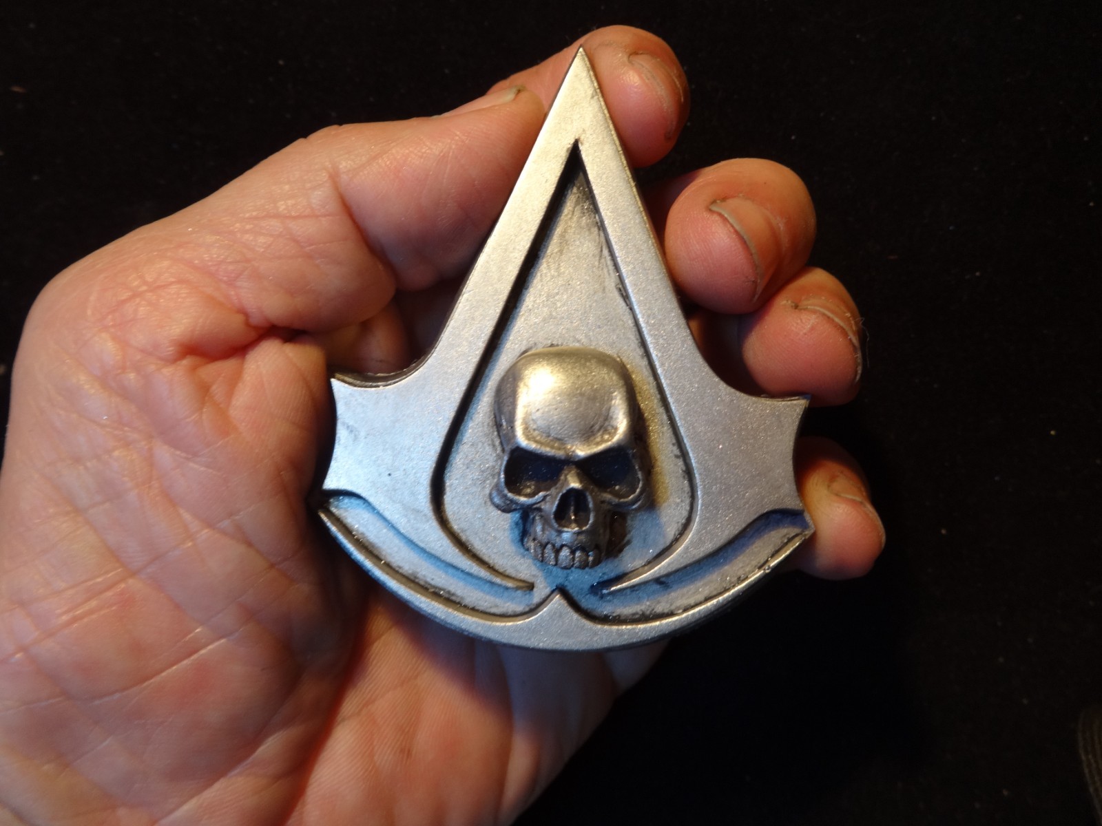 Assassins Creed Black Flag badge pin