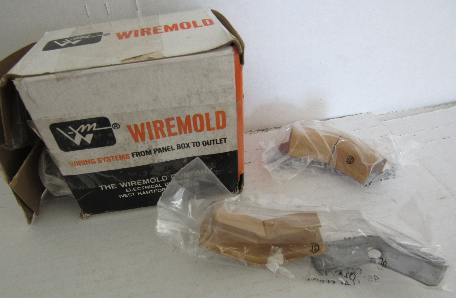 New in Box Lot of 10 WIREMOLD #712 Flat Elbow 45 Degree Color is Tan/ BUFF USA