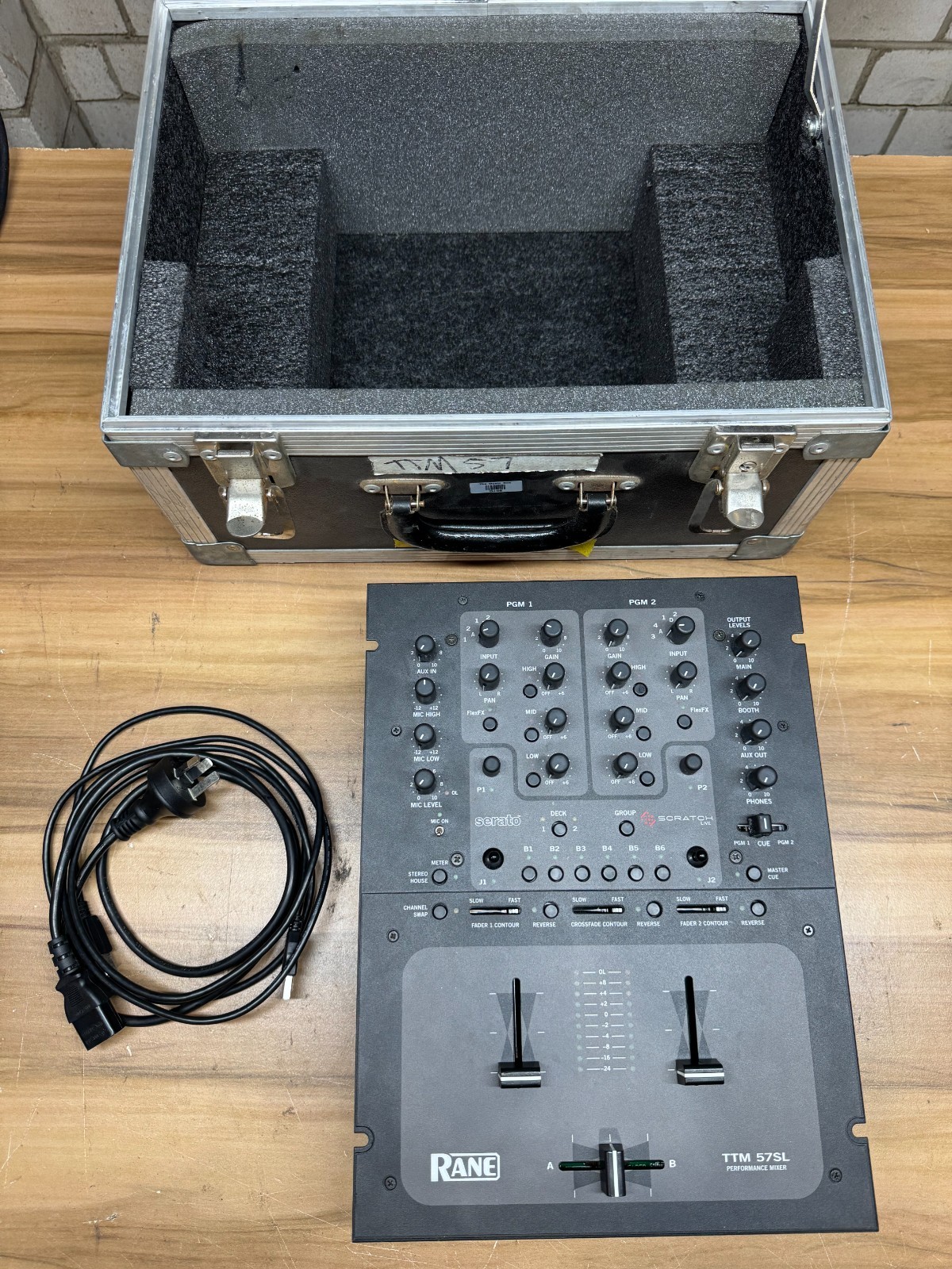 Rane TTM 57SL Professional DJ Mixer w/ Rane Flight case