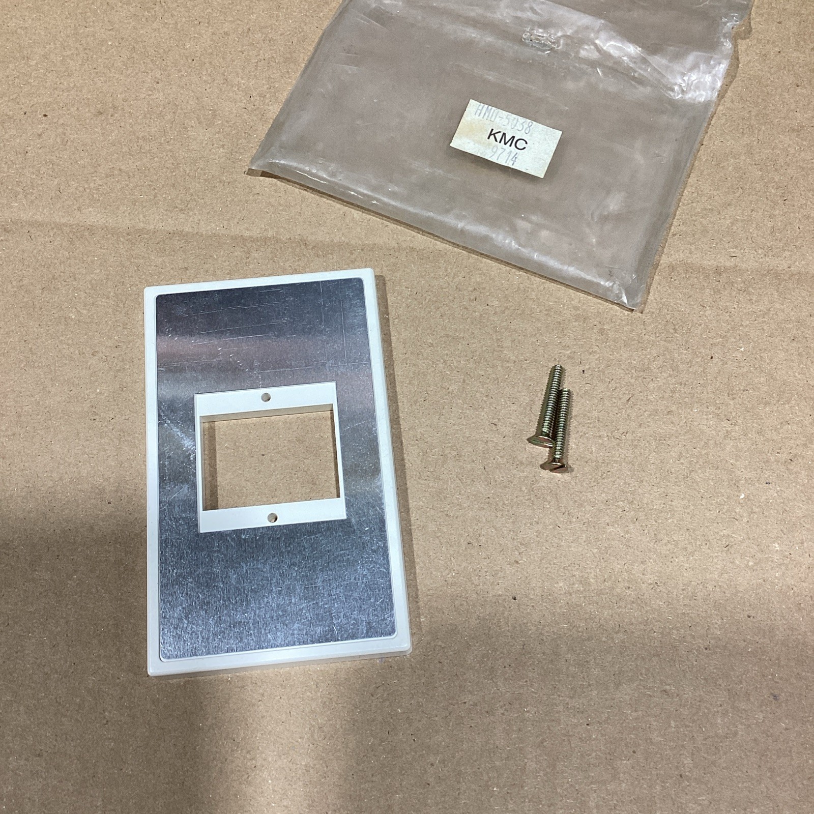 KMC CONTROLS HMO-5038 WHITE HORIZONTAL BACKPLATE KIT Nos