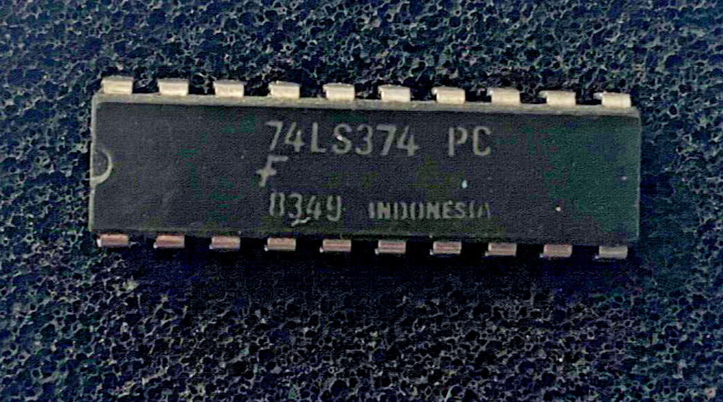 Fairchild 74LS374PC octal D type flip flop, 3-state Integrated Circuit