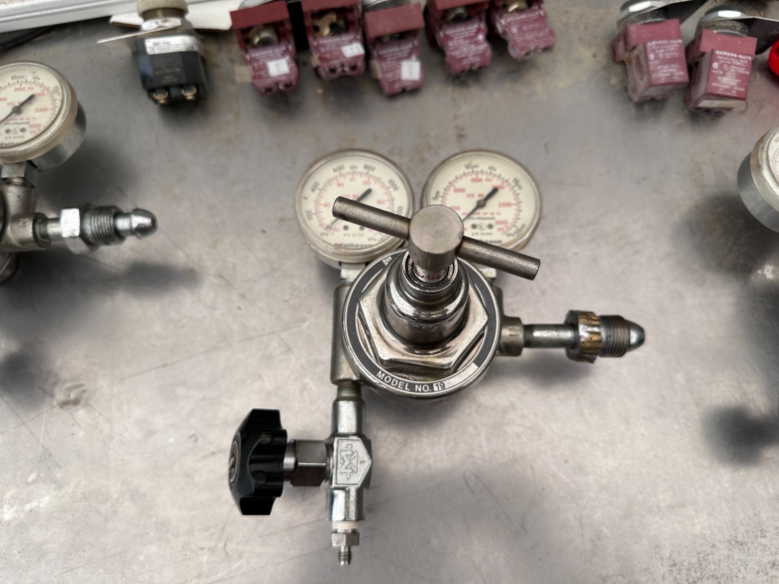 Matheson 19H-590 Regulator w/dual gauges & shut-off valve