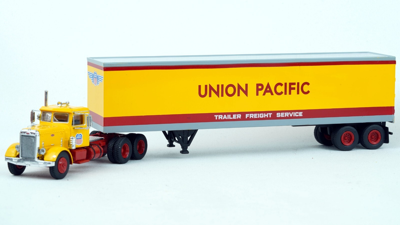 Brekina Peterbilt 281 & 45' Van Trailer #85765 '50s-'70s HO, Union Pacific 1/87