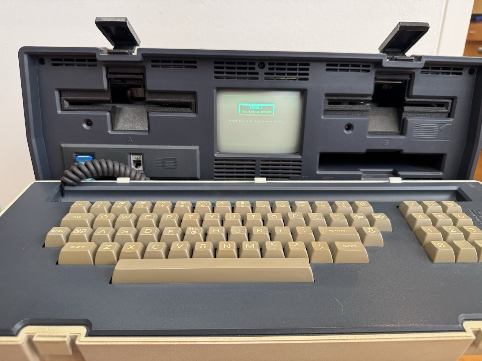 Vintage Osborne 1 OCC-1 Portable Computer WORKING w/ Manuals, Software Disks