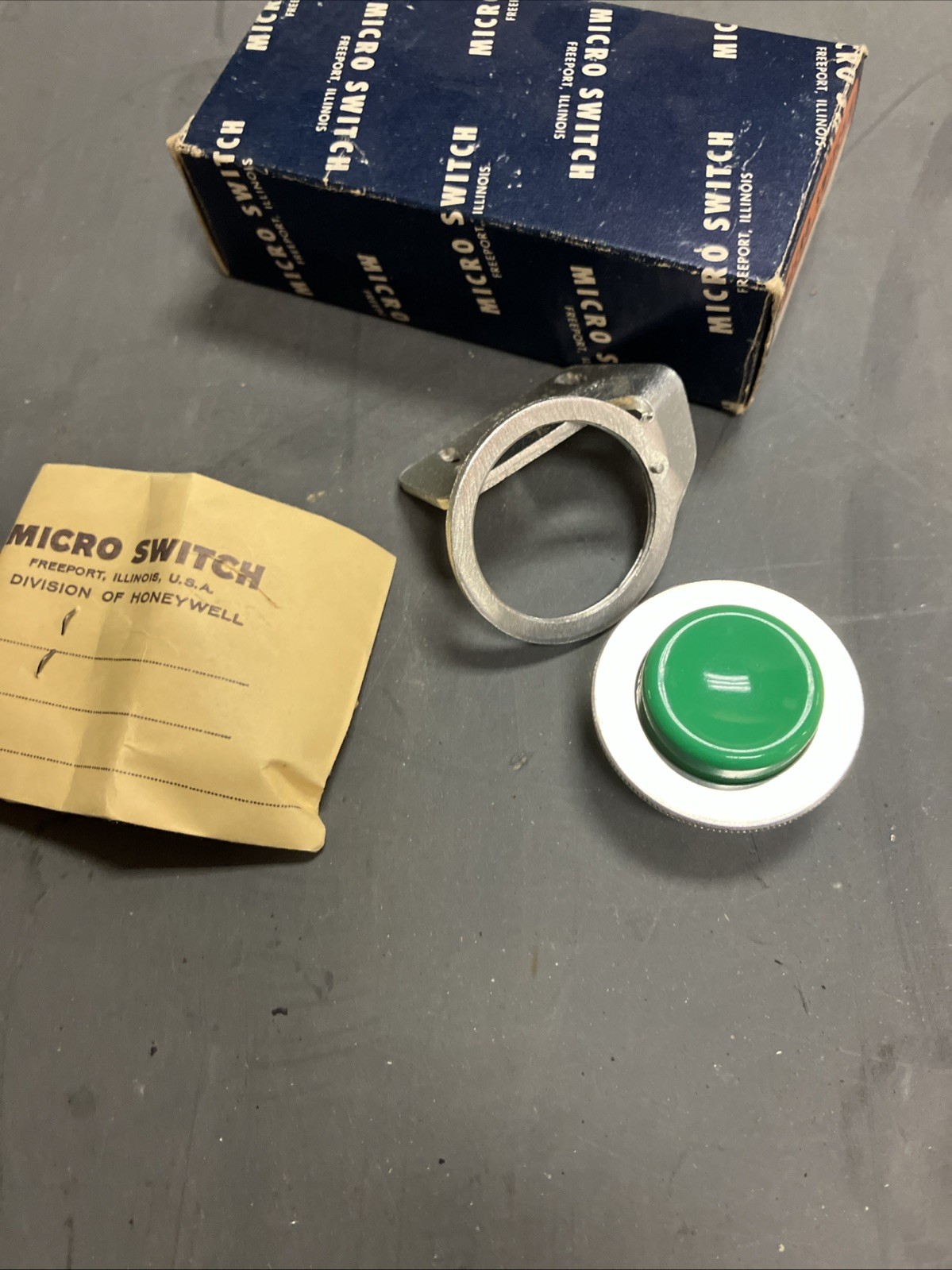 12MA7 Microswitch Honeywell Push Button Switch NOS Green Button Microswitch