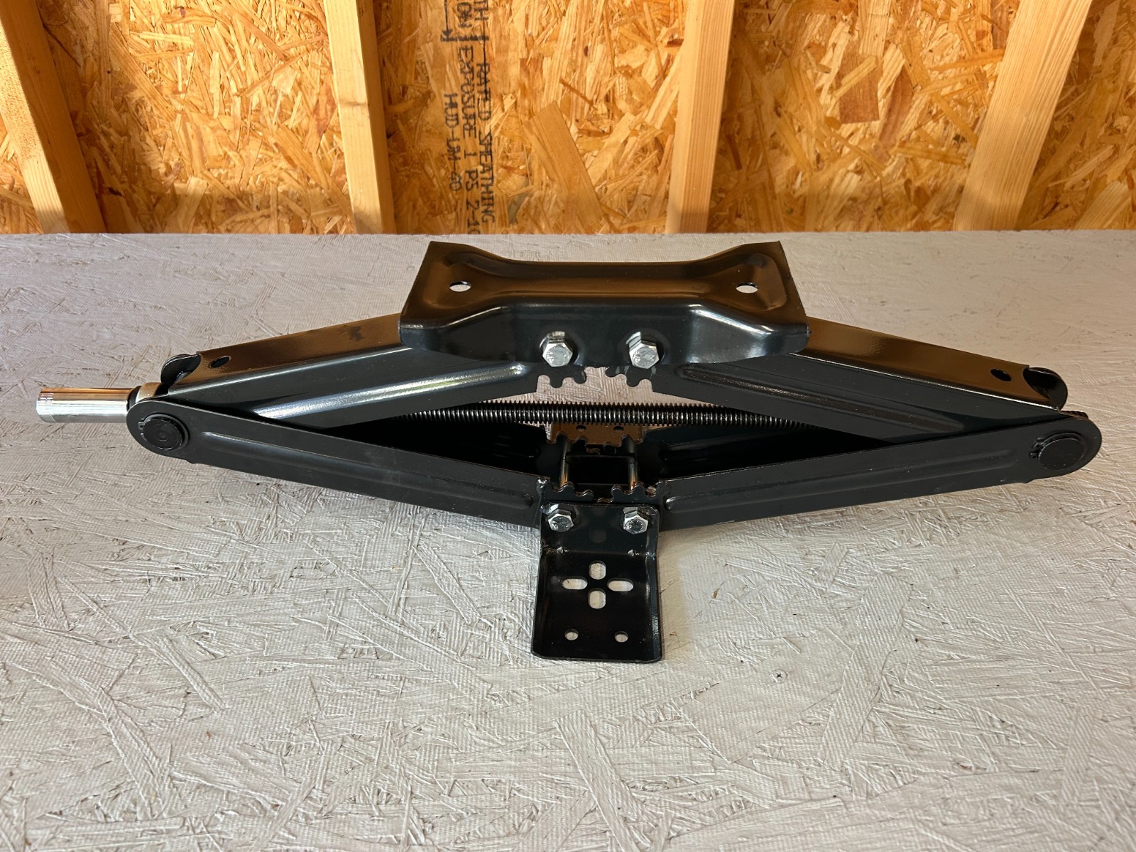 Heavy Duty Scissor Jack 2.5 Ton Capacity Large Lifting Pad Suitable For All Make