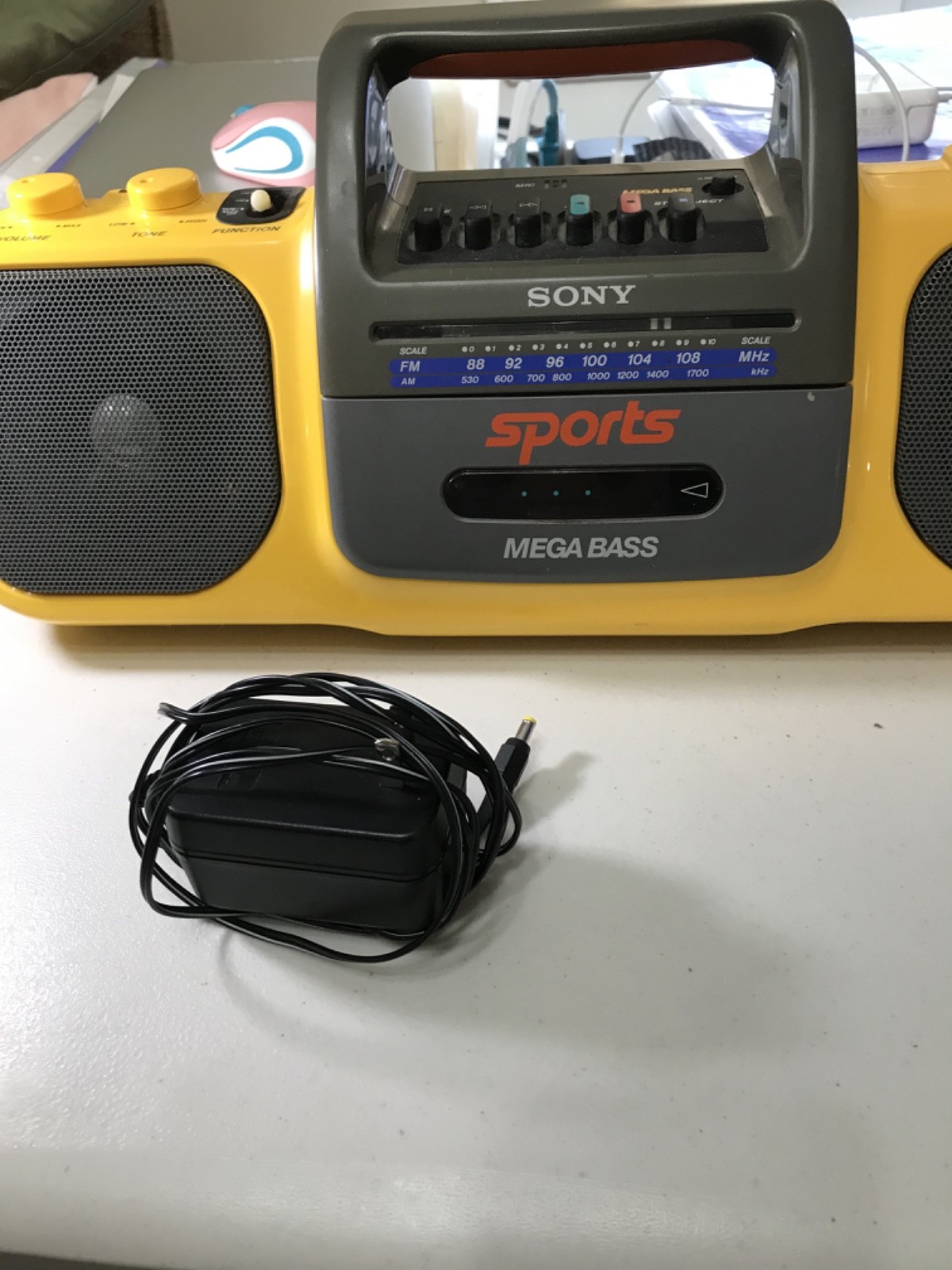 SONY CFS-914 SPORTS BASS AM/FM RADIO CASSETTE PLAYER W/POWER CORD