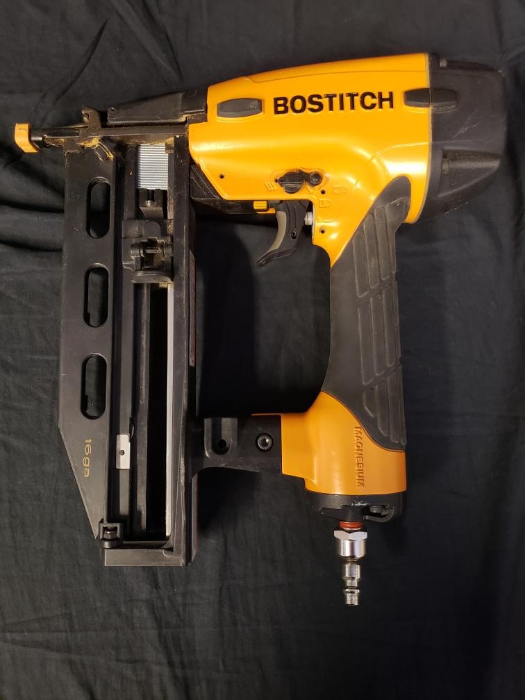 BOSTITCH FN1664 16GA FINISH NAILER IN HARD CASE (24591-2)