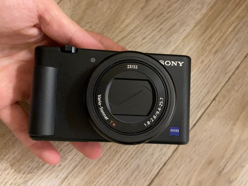 Sony ZV-1 20.1MP Compact Digital Camera Side flip-out 3.0” LCD screen English