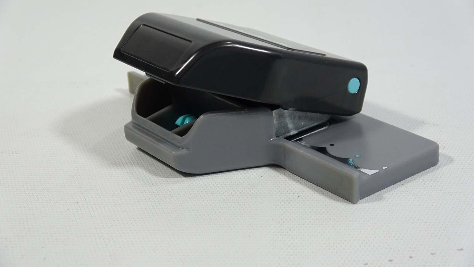 Ek Success Border Edge Locking Paper Punch - Scallops With Dot