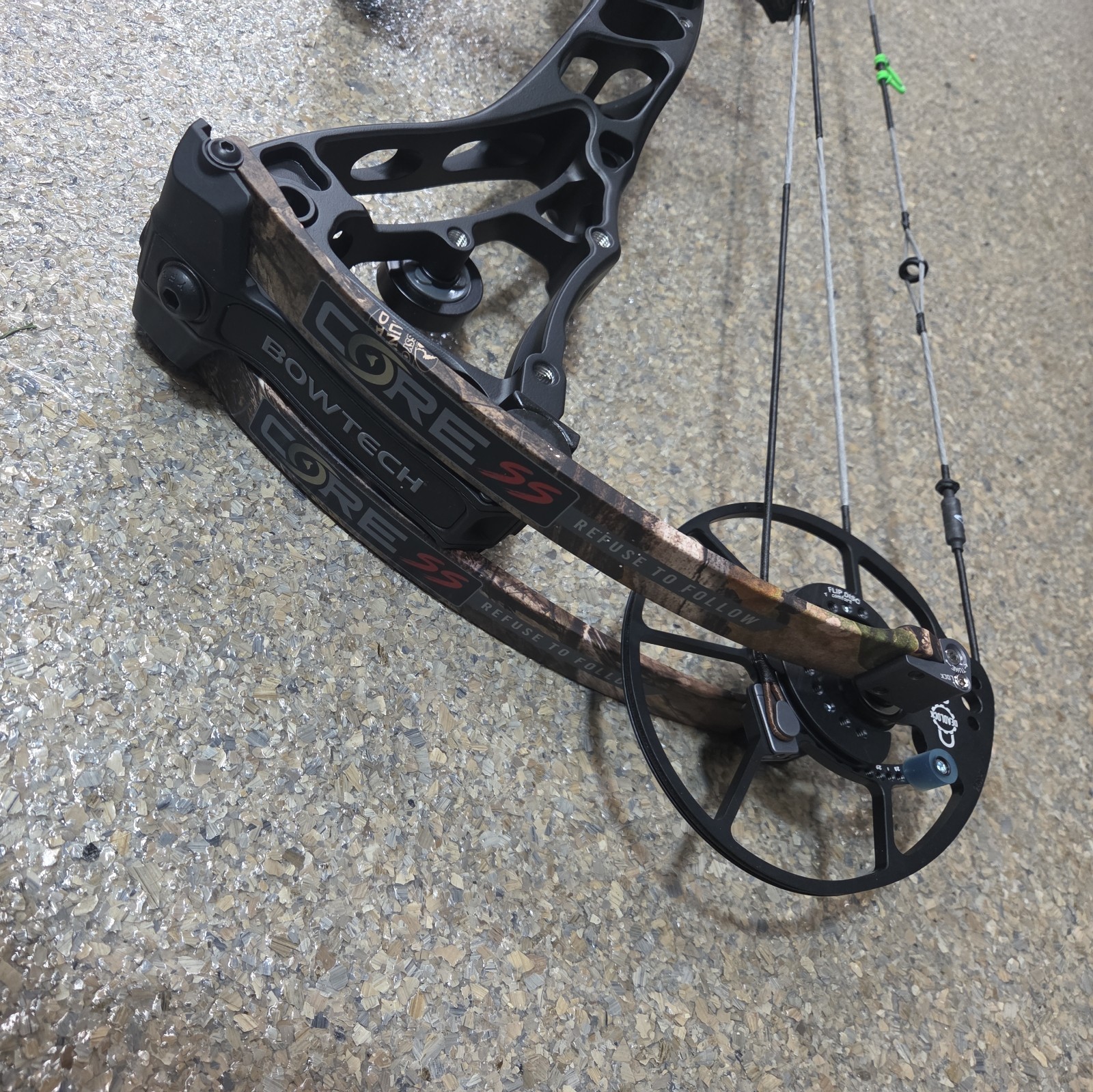 Bowtech CORE SS 40-50# RH Loaded!
