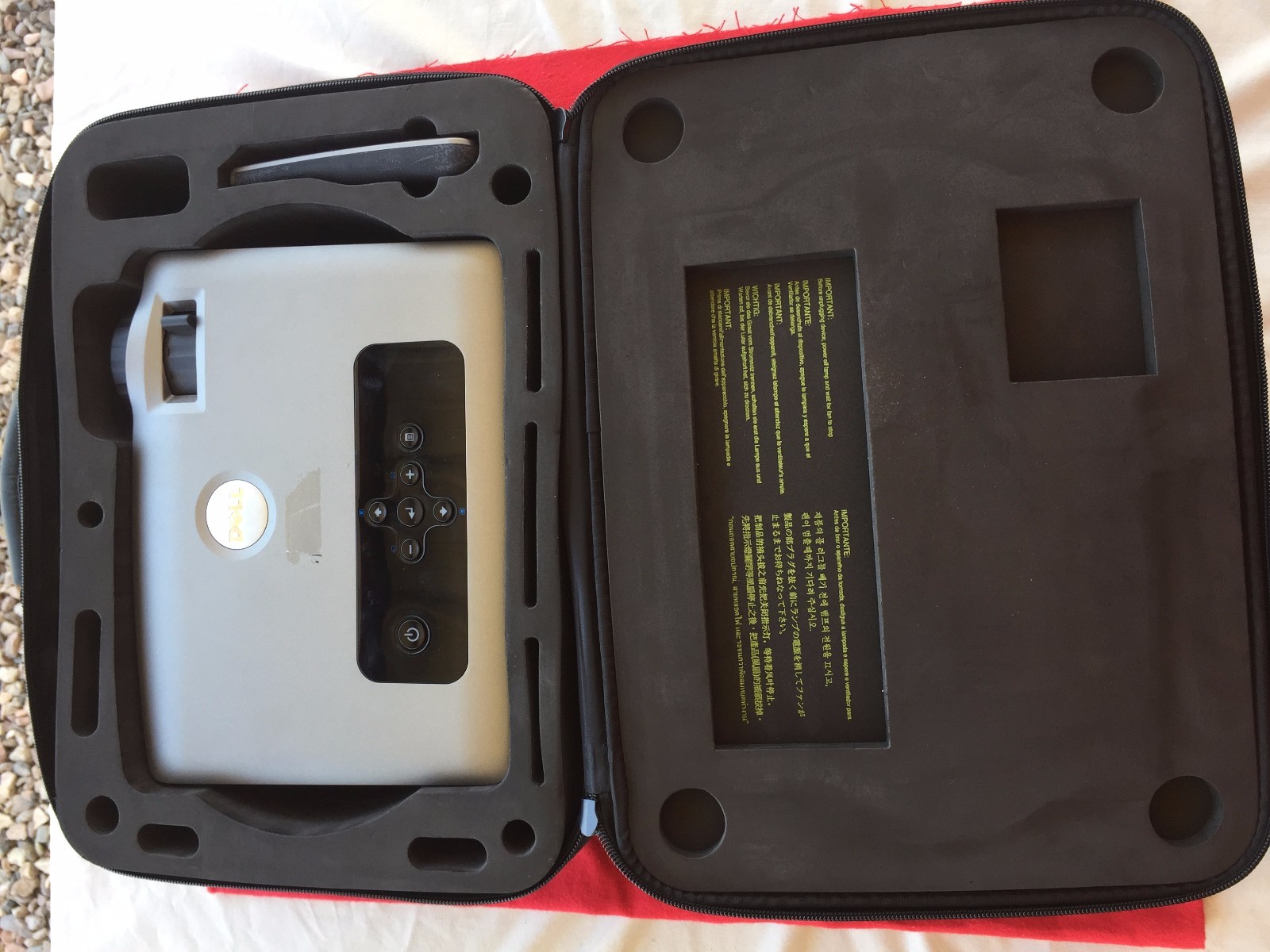 Dell DLP Front Projector With Case, Power Cable, and Remote