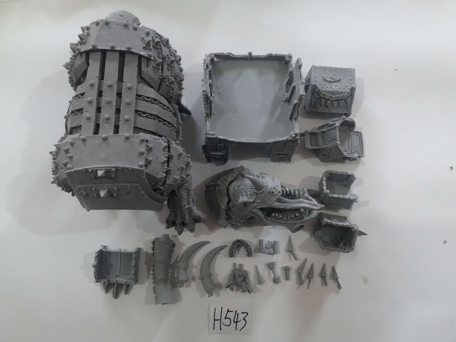 Uncolored model Orks Gargantuan Squiggoth WOW
