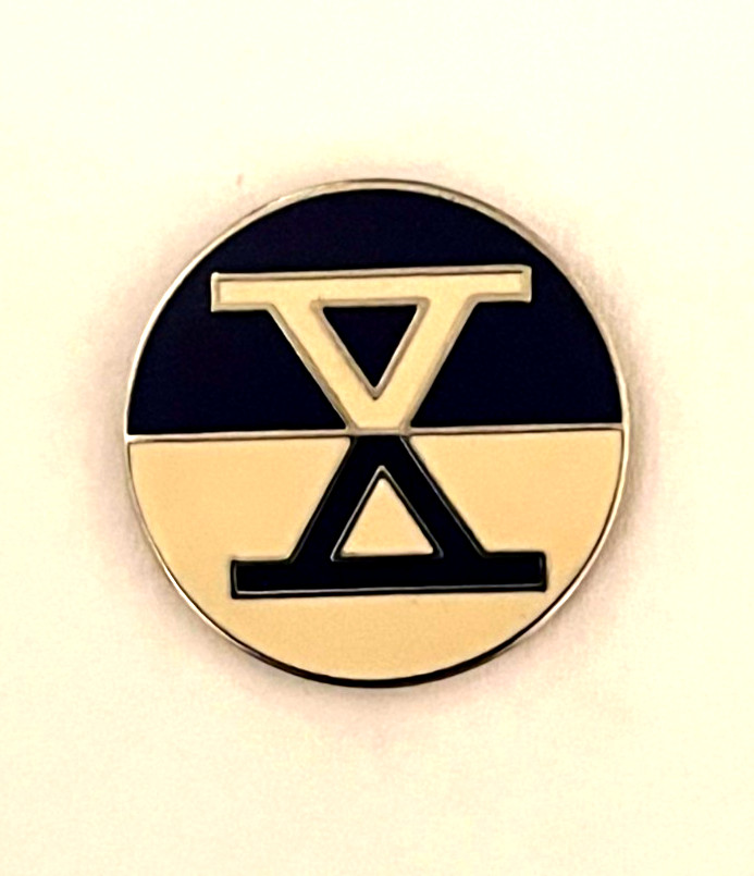 U.S. ARMY WWII 10th CORPS HAT or LAPEL PIN (P328)