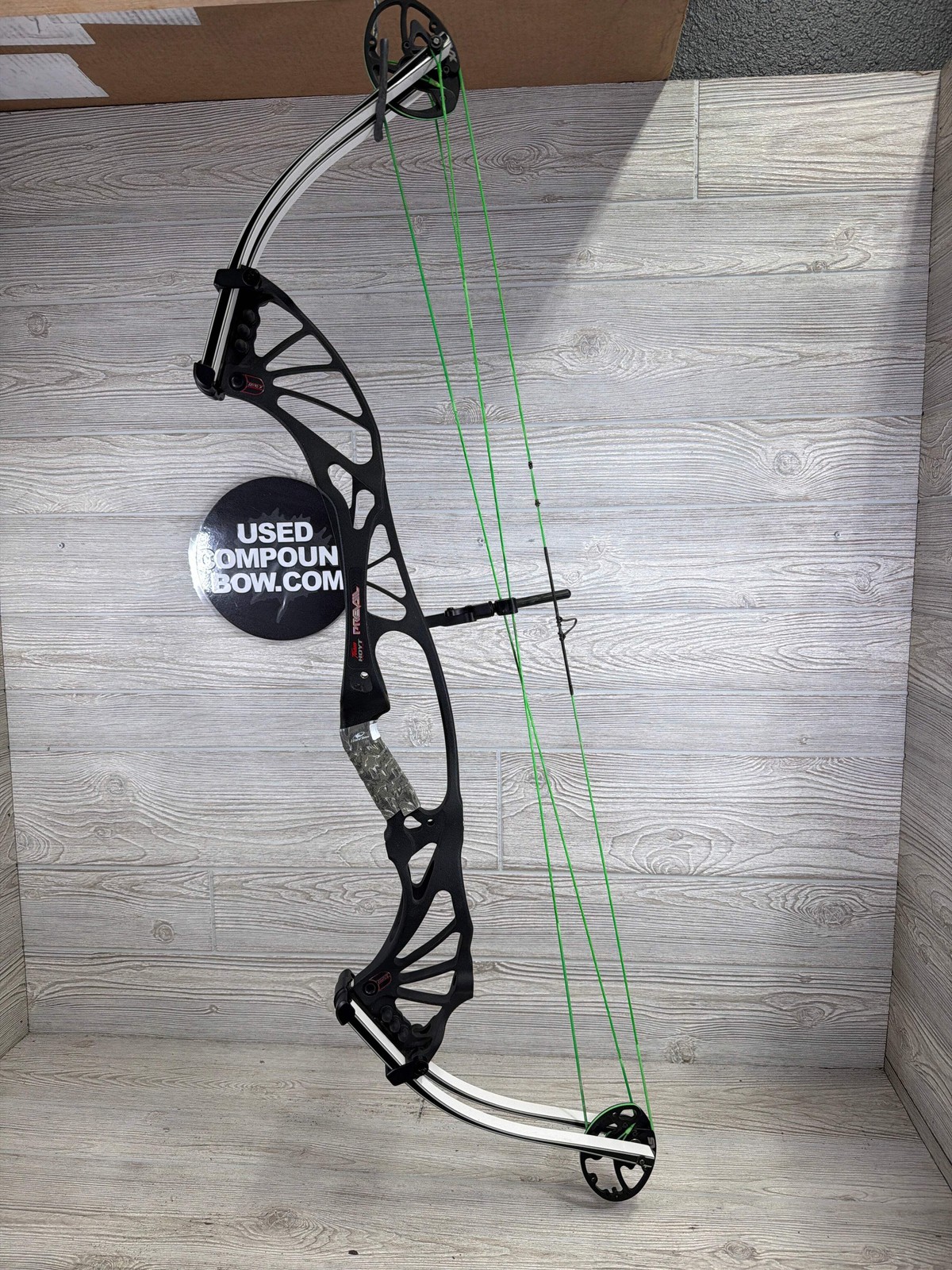 Used Right-Handed/Black and White Hoyt Prevail 40 SVX #4 30.5-31.5" 50-60#