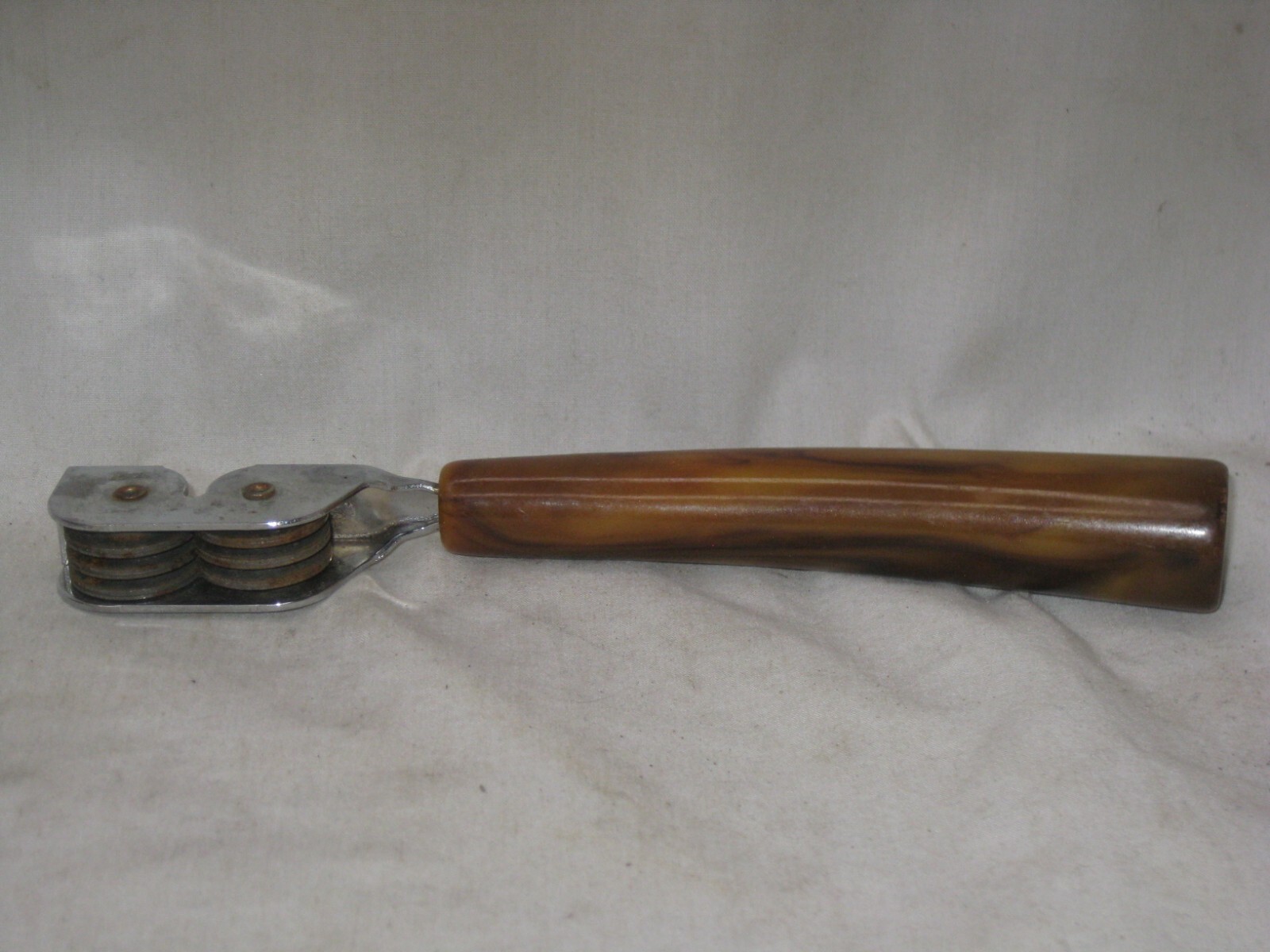 vintage marblized Bakelite handle knife sharpener sharpening utensil