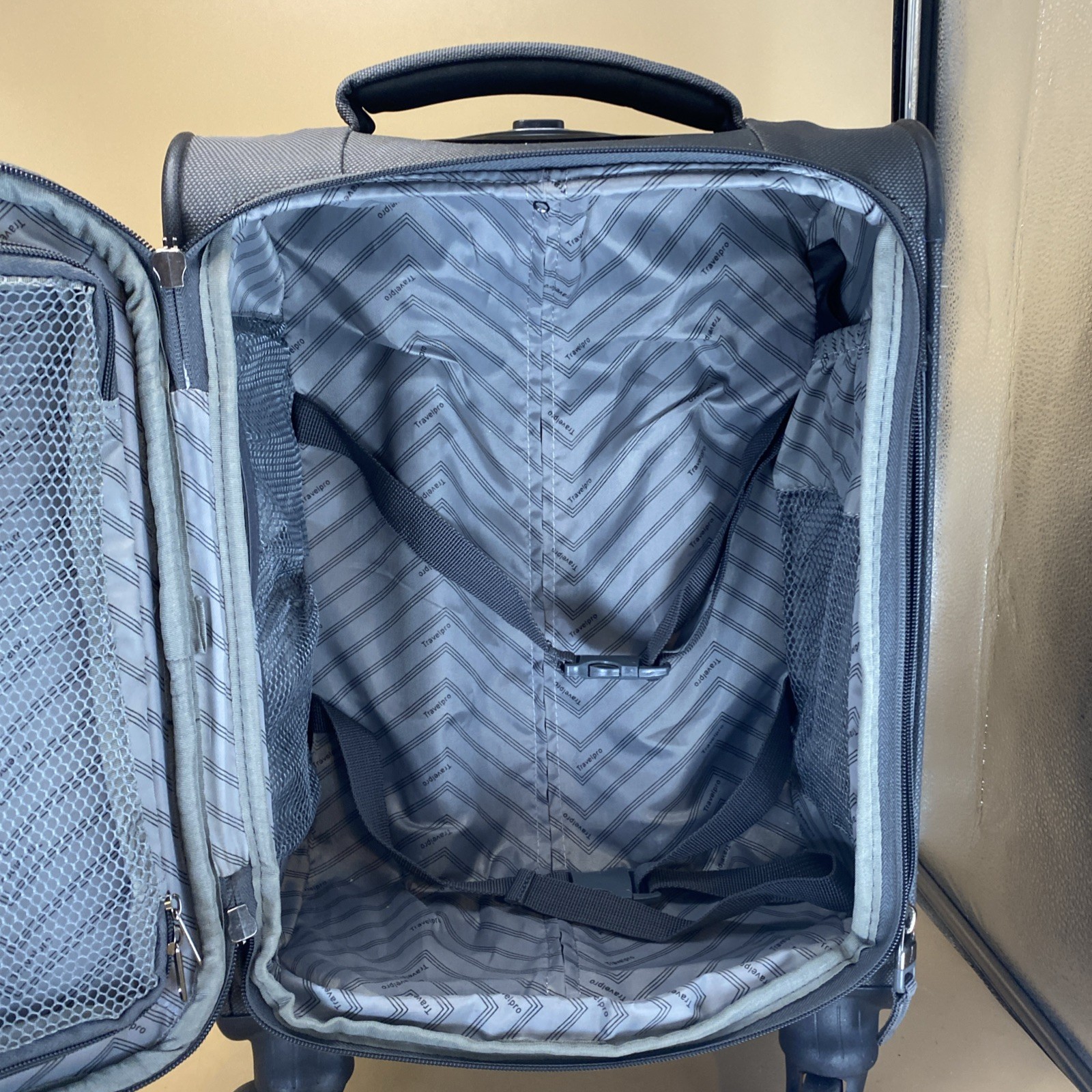 Travelpro 4 Wheel Expandable Spinner, #TP5086T5705 Clean Interior, USED