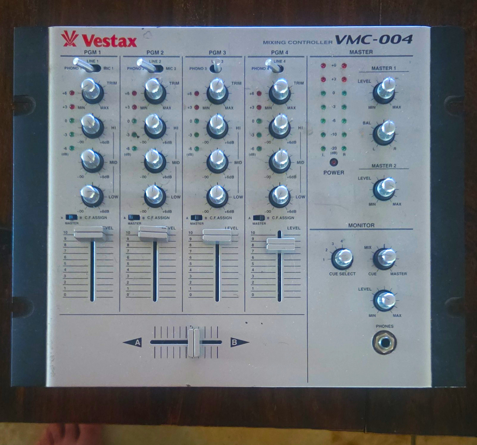 Vestax VMC-004 4-Channel Analog Tabletop DJ Mixer 3-Band EQ RCA/1/4"