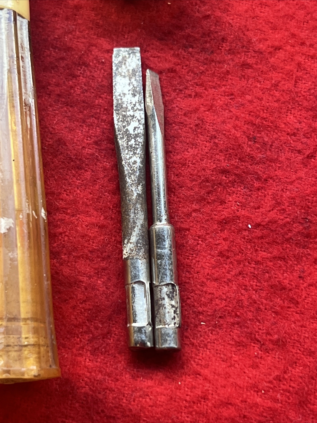 VINTAGE SCREWDRIVER BIT TOOL w/ 3 SCREWDRIVER SLOTTED TIPS (t45)