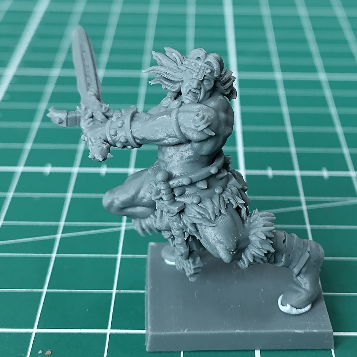 Avatars of War Barbarian Mercenary with Two-Handed Sword (base included)